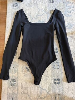 Aritzia babaton long sleeve bodysuit